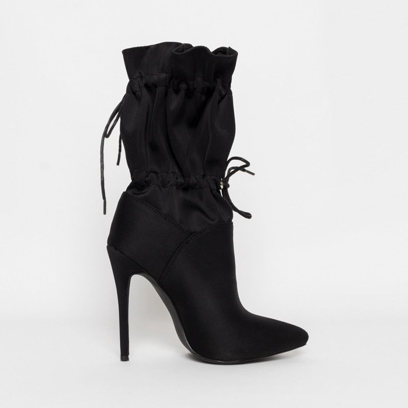 Bottes d'été élégantes et détaillées, offrant un bon soutien
