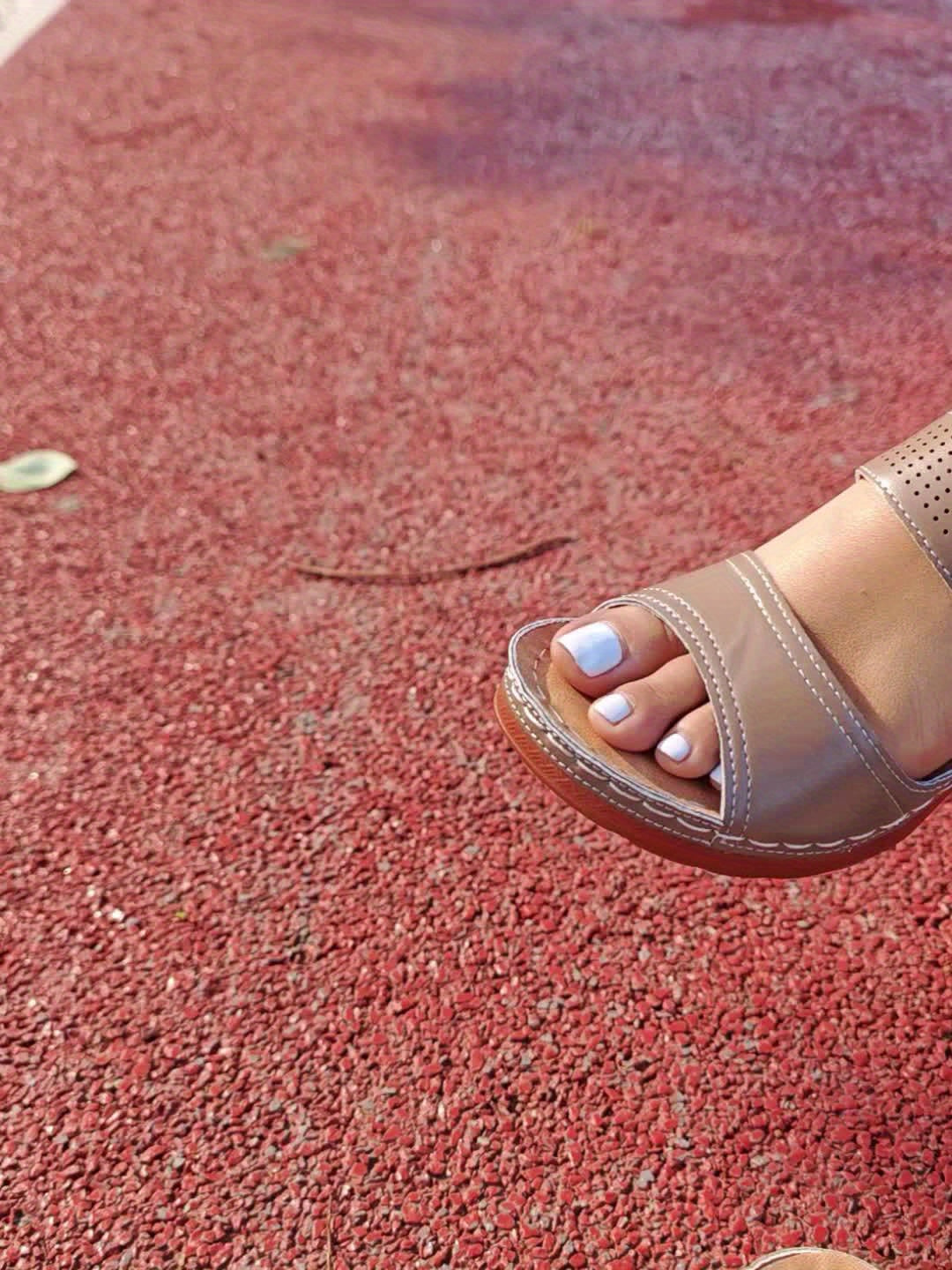 Sandales à talon bloc en simili-cuir