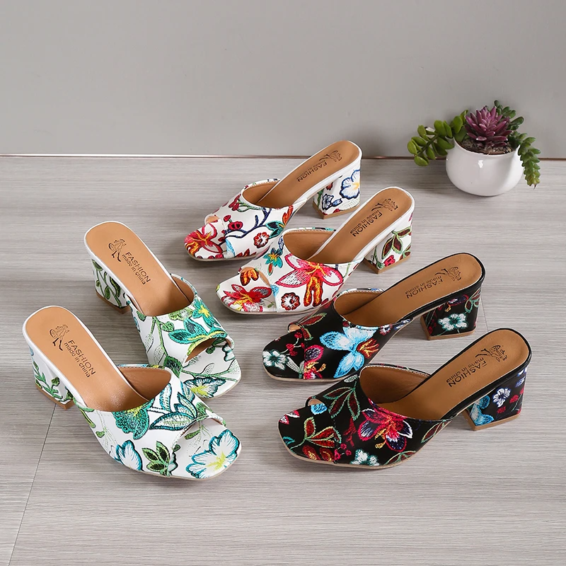 Sandales de style floral à talon épais