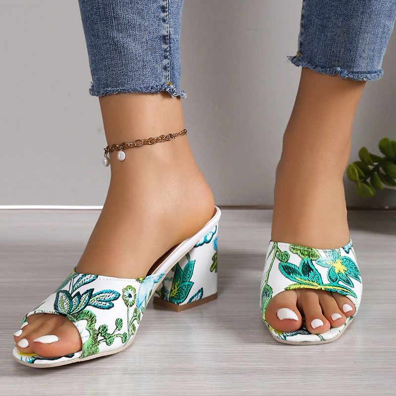 Sandales de style floral à talon épais