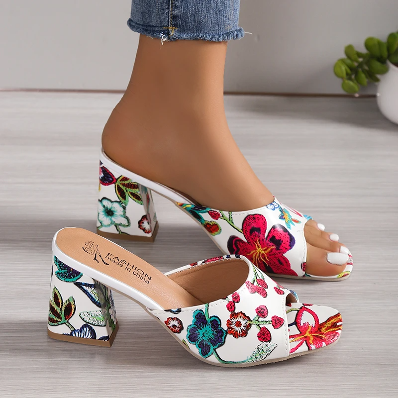 Sandales de style floral à talon épais