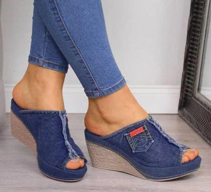 Sandales d'été compensées à la mode