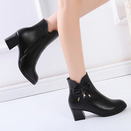 Bottes d'été élégantes et détaillées, offrant un bon soutien