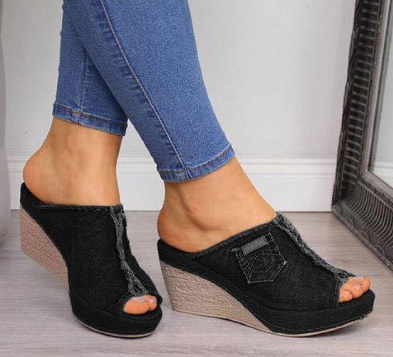 Sandales d'été compensées à la mode