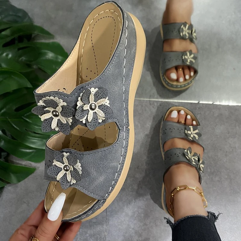 Sandales à fleurs creuses