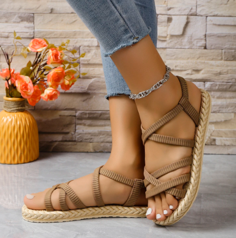 Sandales d'été à lanières à la mode