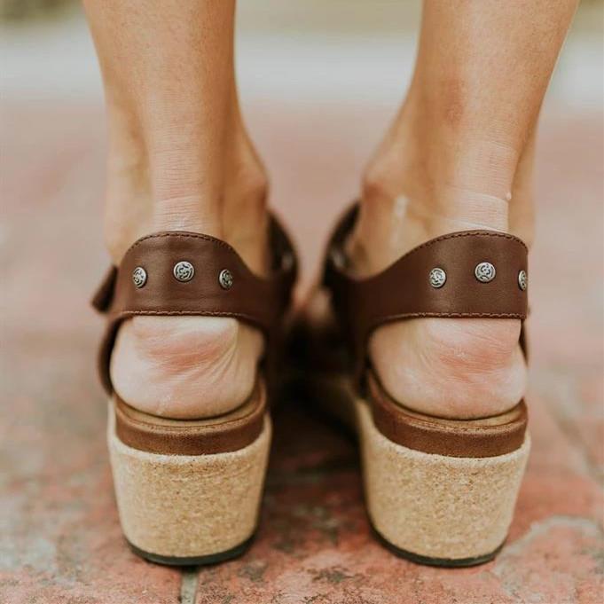 Sandales orthopédiques à fond plat et à boucle