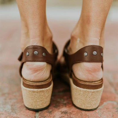 Sandales orthopédiques à fond plat et à boucle