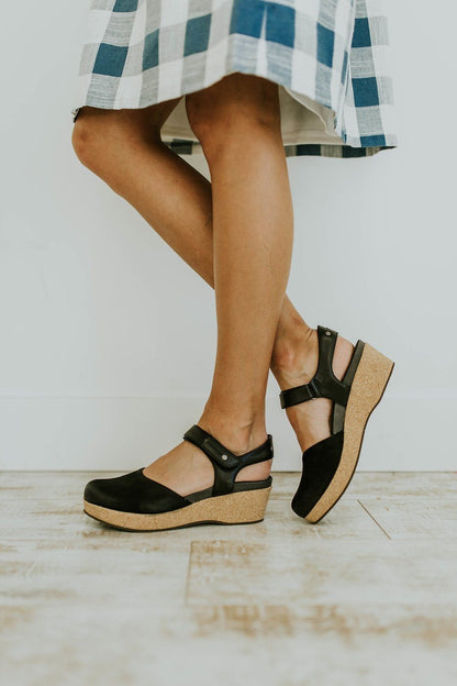 Sandales orthopédiques à fond plat et à boucle