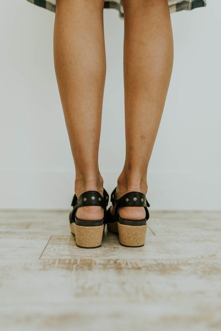Sandales orthopédiques à fond plat et à boucle