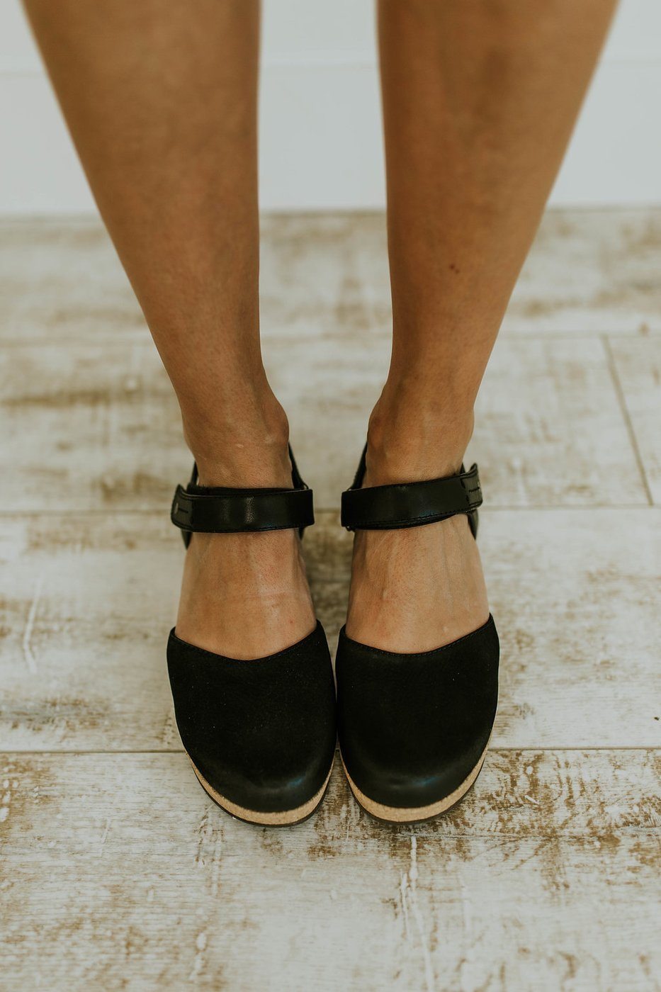Sandales orthopédiques à fond plat et à boucle